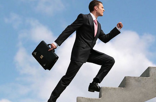 獵頭資訊-年近三十月薪2萬(wàn)元，她，是怎樣做到的？